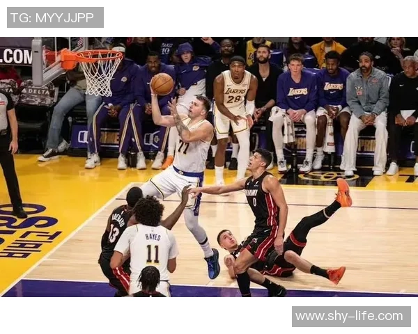 湖人对决热火总决赛第四场高清回顾精彩瞬间与战术分析 湖人对决热火总决赛第四场高清回顾精彩瞬间与战术分析